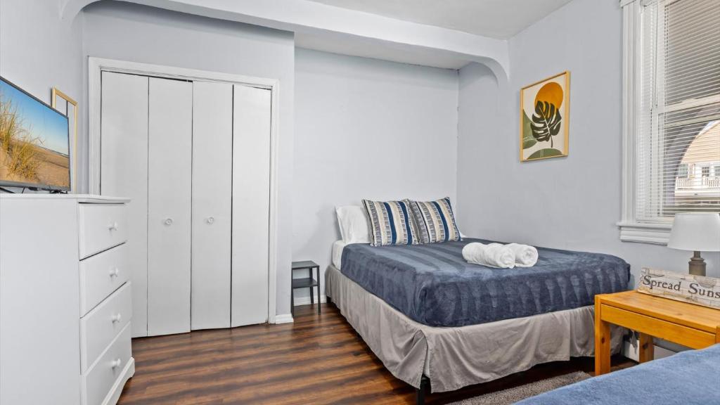 Postel nebo postele na pokoji v ubytování Cozy 1 BR Apt - 3 Blocks to Beach - Sleeps 6