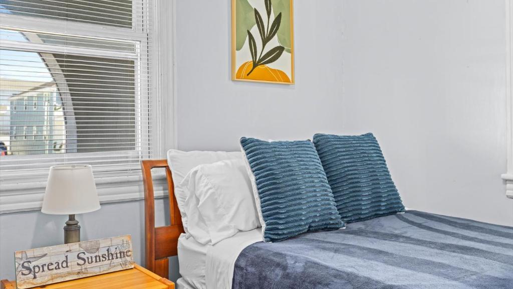 Posezení v ubytování Cozy 1 BR Apt - 3 Blocks to Beach - Sleeps 6