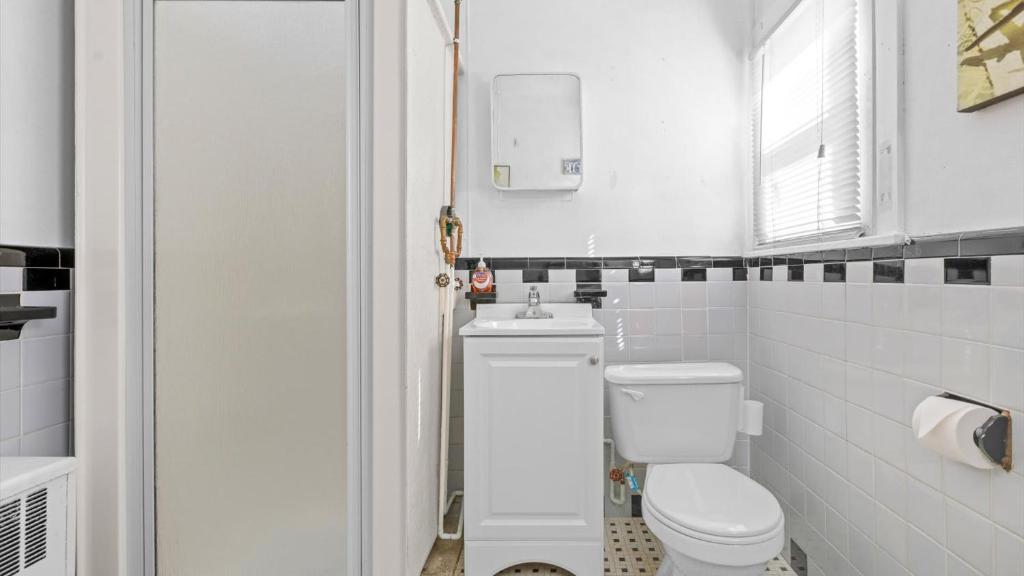 Koupelna v ubytování Cozy 1 BR Apt - 3 Blocks to Beach - Sleeps 6