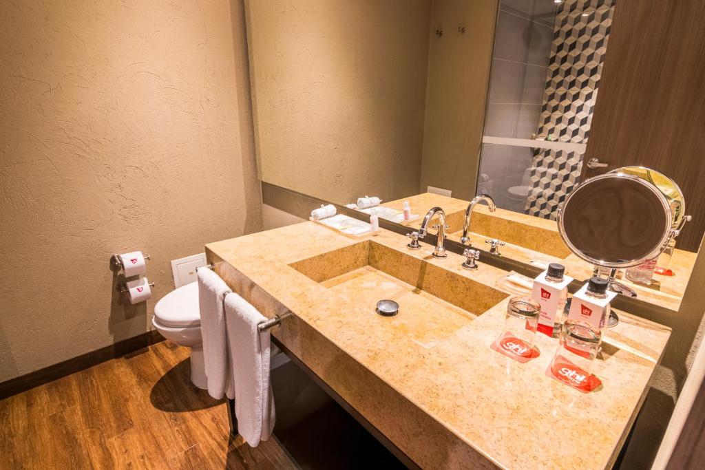 Koupelna v ubytování GHL Hotel Bogota Occidente