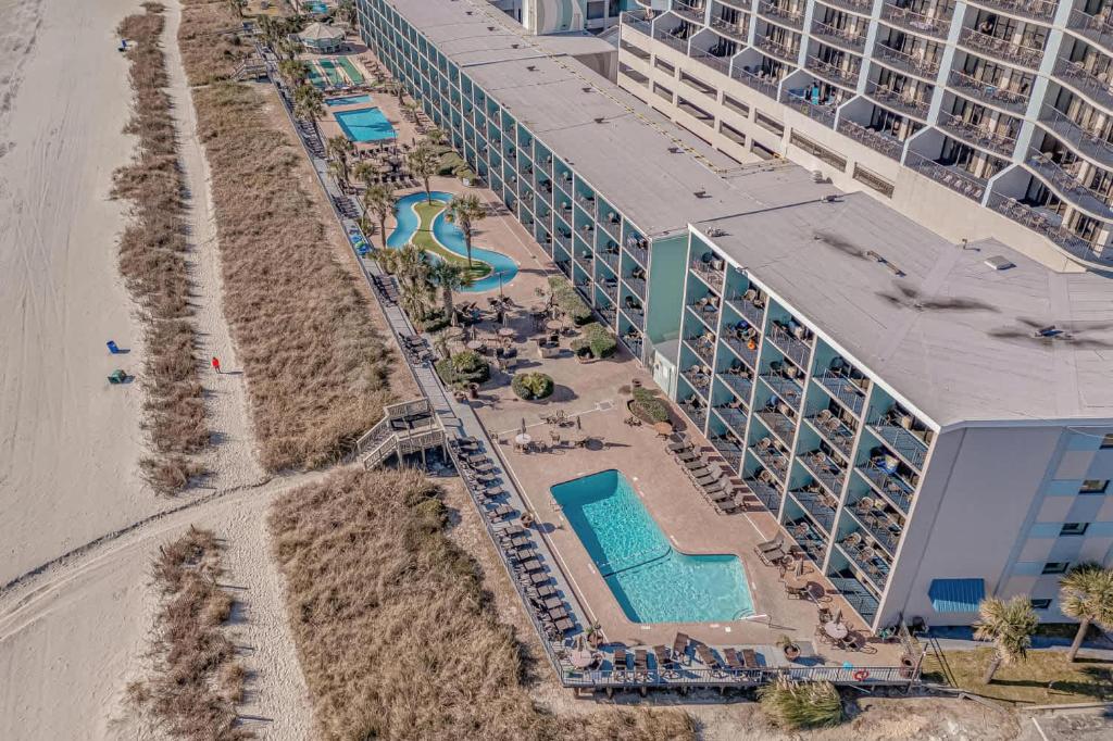 eine Luftaufnahme eines Hotels und des Strandes in der Unterkunft Compass Cove 759 - Oceanfront in Myrtle Beach
