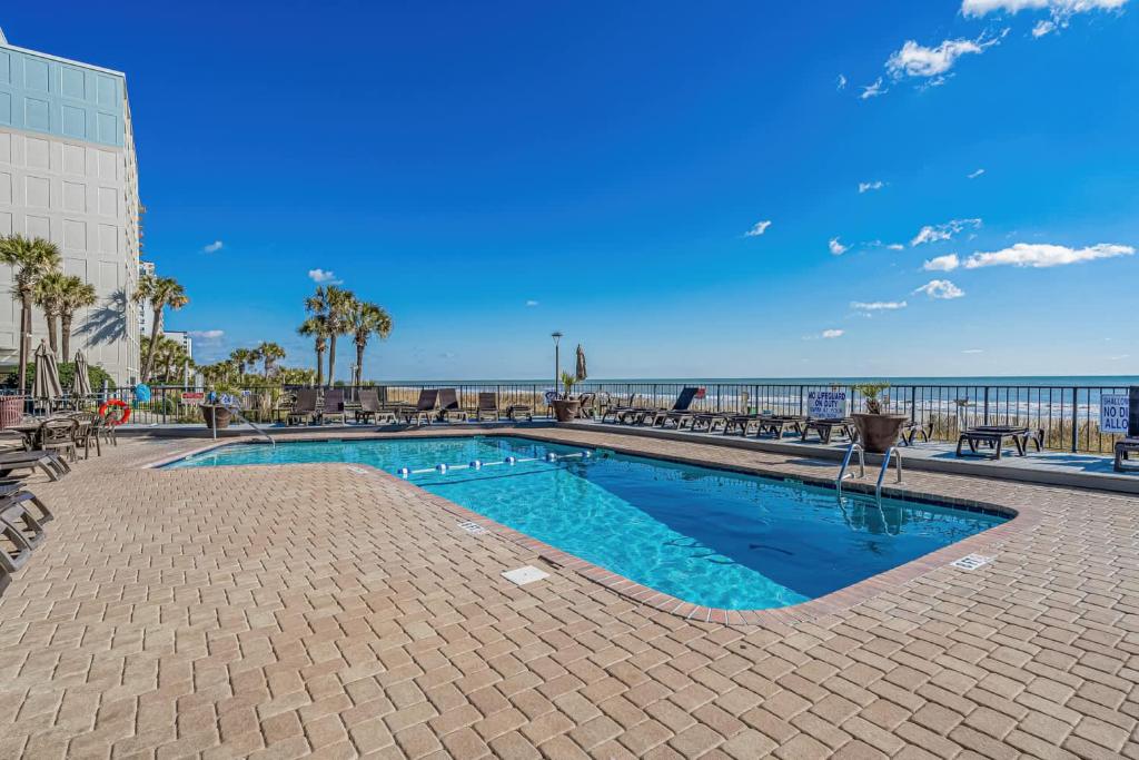 Der Swimmingpool an oder in der Nähe von Compass Cove 759 - Oceanfront