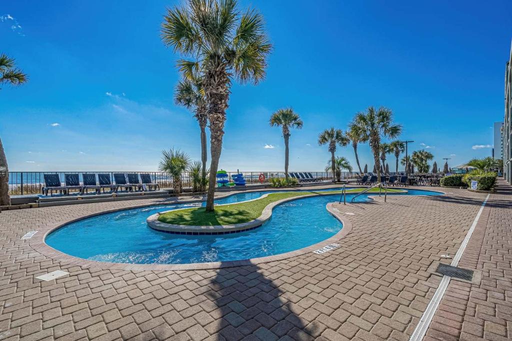 Der Swimmingpool an oder in der Nähe von Compass Cove 759 - Oceanfront