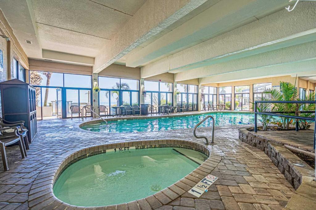 Der Swimmingpool an oder in der Nähe von Compass Cove 759 - Oceanfront