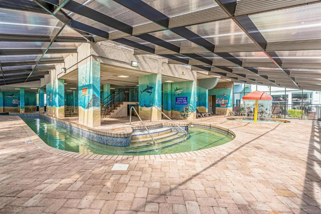 Der Swimmingpool an oder in der Nähe von Compass Cove 759 - Oceanfront