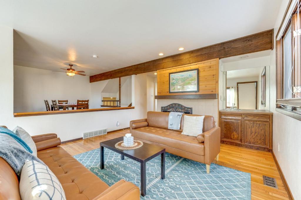 博尔德2 Mi to CU Boulder Townhome with Private Deck!的带沙发和桌子的客厅