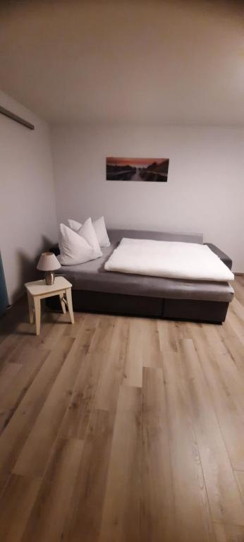 Postel nebo postele na pokoji v ubytování Souterrain Ferienwohnung Iphofen