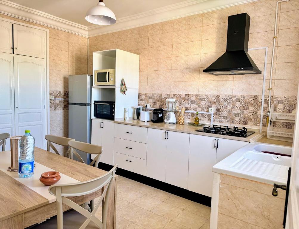 Kuchyň nebo kuchyňský kout v ubytování Appartement entier rénové à 5min de la Plage de Sousse