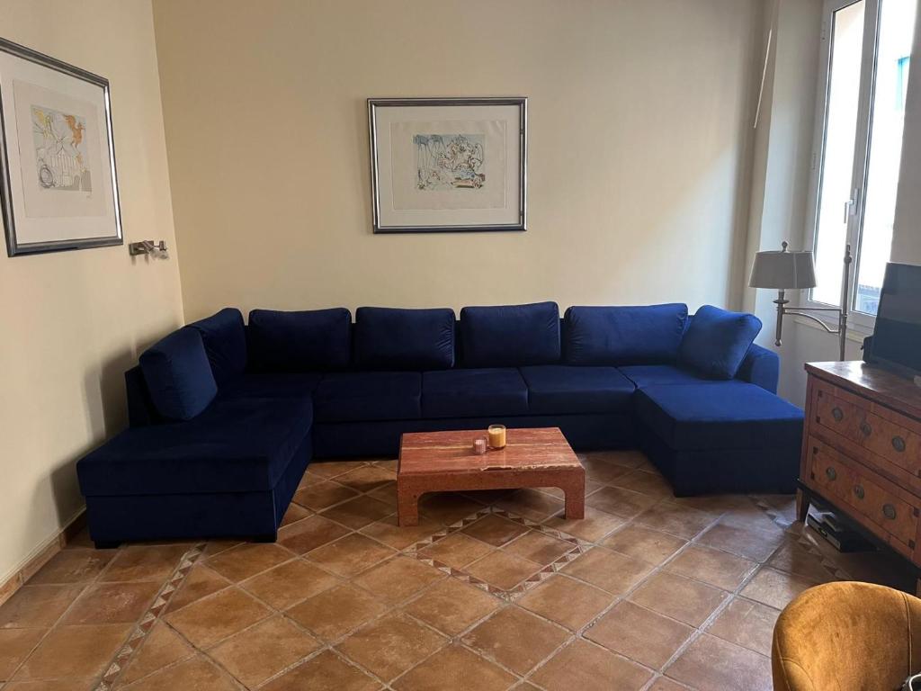 - un canapé bleu dans le salon avec une table basse dans l'établissement Aufenthalt im Herzen von Cannes, à Cannes