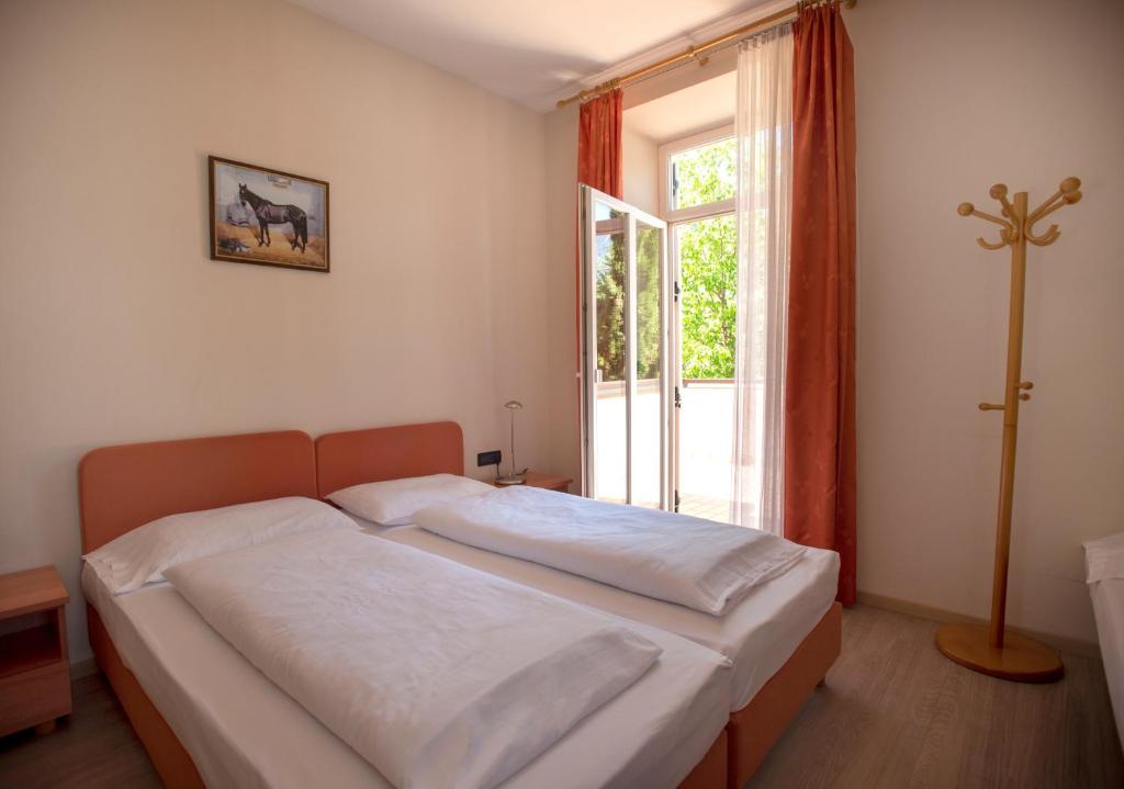 Postel nebo postele na pokoji v ubytování Albergo Cavallino s'Rössl