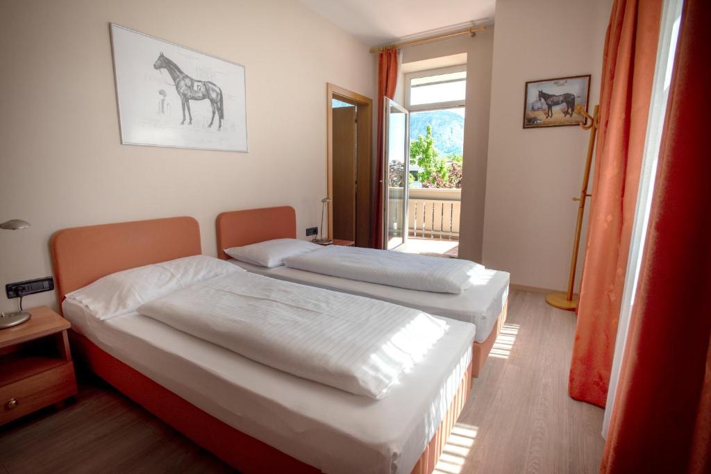 Postel nebo postele na pokoji v ubytování Albergo Cavallino s'Rössl