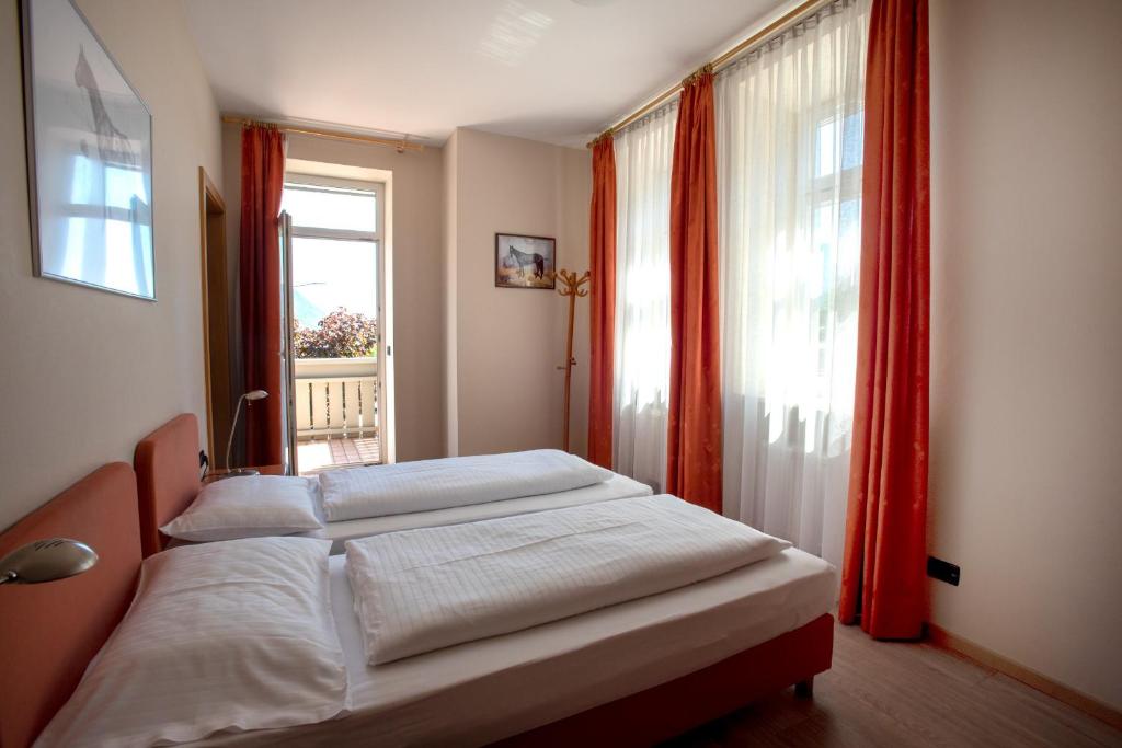Postel nebo postele na pokoji v ubytování Albergo Cavallino s'Rössl