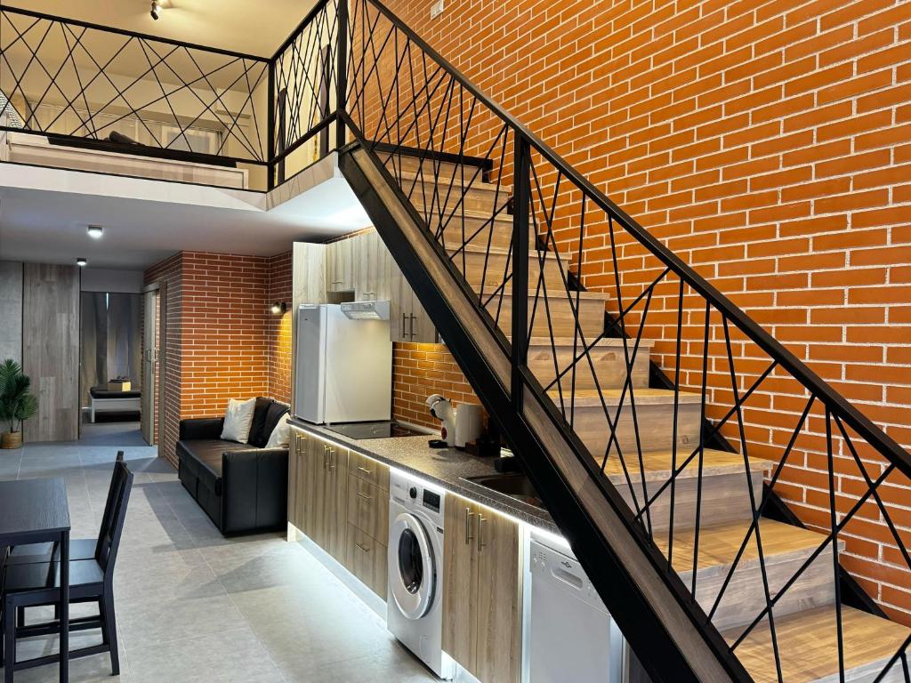 eine Küche und ein Wohnzimmer mit einer Treppe in der Unterkunft Cruilles 13 in Valencia