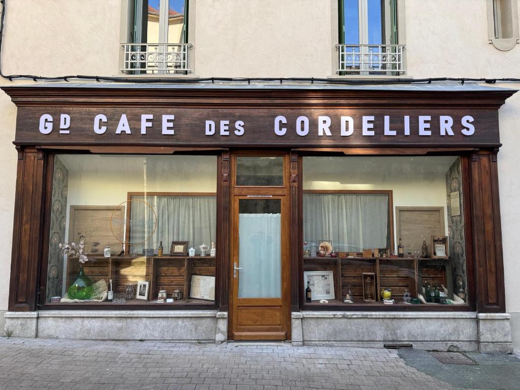Sijil, anugerah, tanda atau dokumen lain yang dipamerkan di Le Grand Café, centre historique, fibre, ESS, rez-de-chaussée, BedinShop