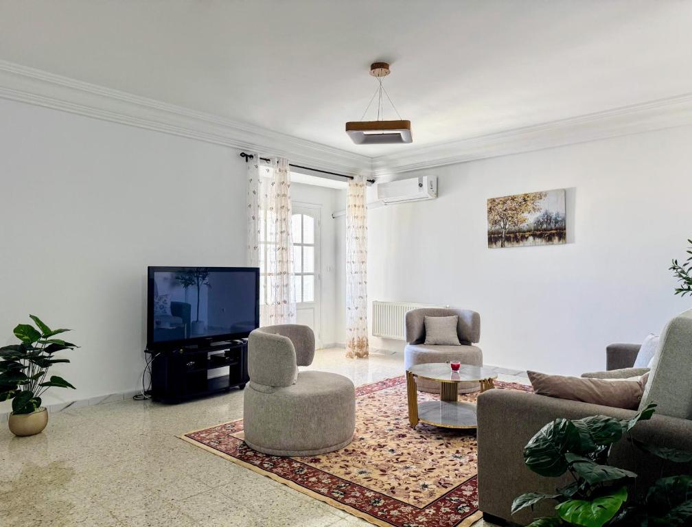 TV a/nebo společenská místnost v ubytování Appartement entier rénové à 5min de la Plage de Sousse