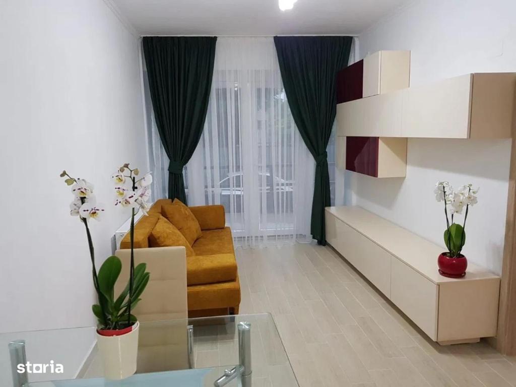 ein Wohnzimmer mit einer Couch und einem Sessel in der Unterkunft Central Modern Apartment in Oradea