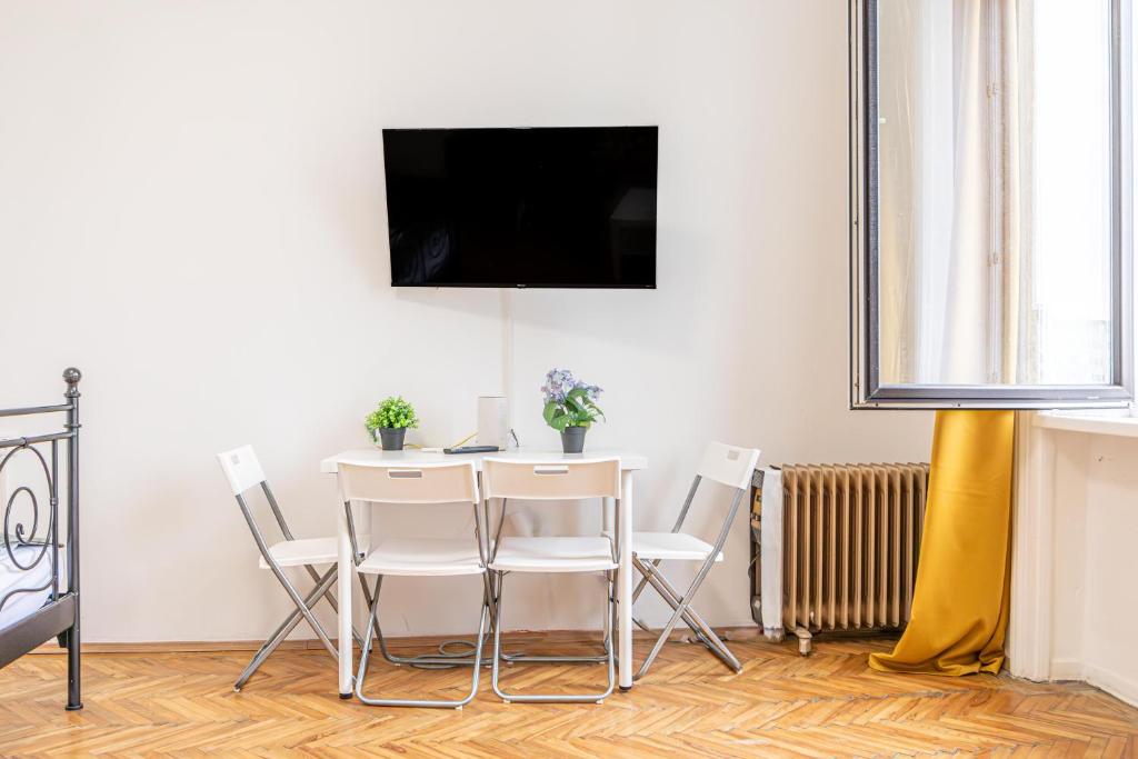 Superb 2BR Apt Very Spacious At the Millenium Tower的电视和/或娱乐中心