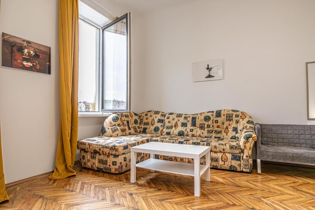 Superb 2BR Apt Very Spacious At the Millenium Tower的休息区