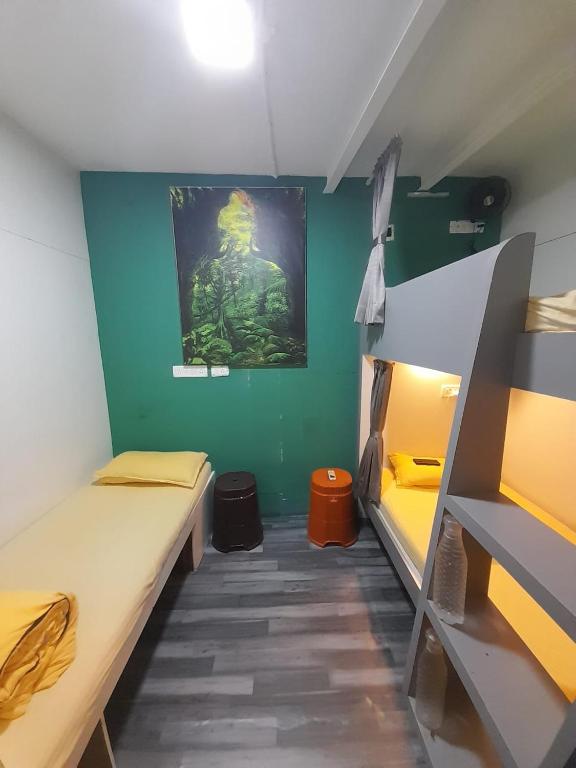 Postel nebo postele na pokoji v ubytování Sinhassan Dormitory Hostel Juhu