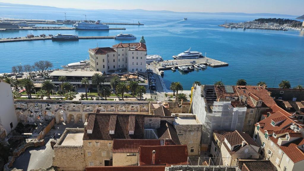 uma vista aérea de uma cidade e da água em Sunshine Split em Split
