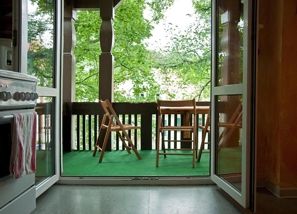 Rõdu või terrass majutusasutuses Hostel Jena