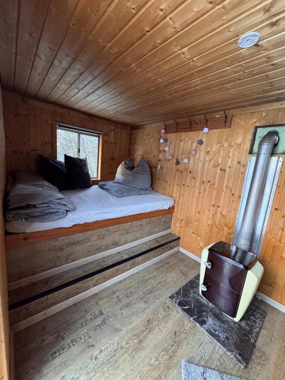 Postel nebo postele na pokoji v ubytování Bauwagen mit Bergblick