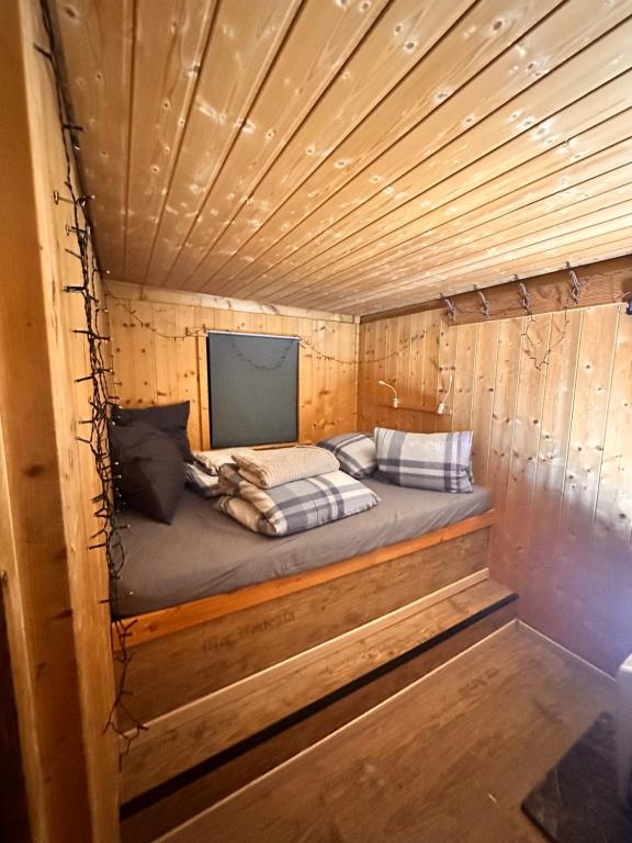 Postel nebo postele na pokoji v ubytování Bauwagen mit Bergblick