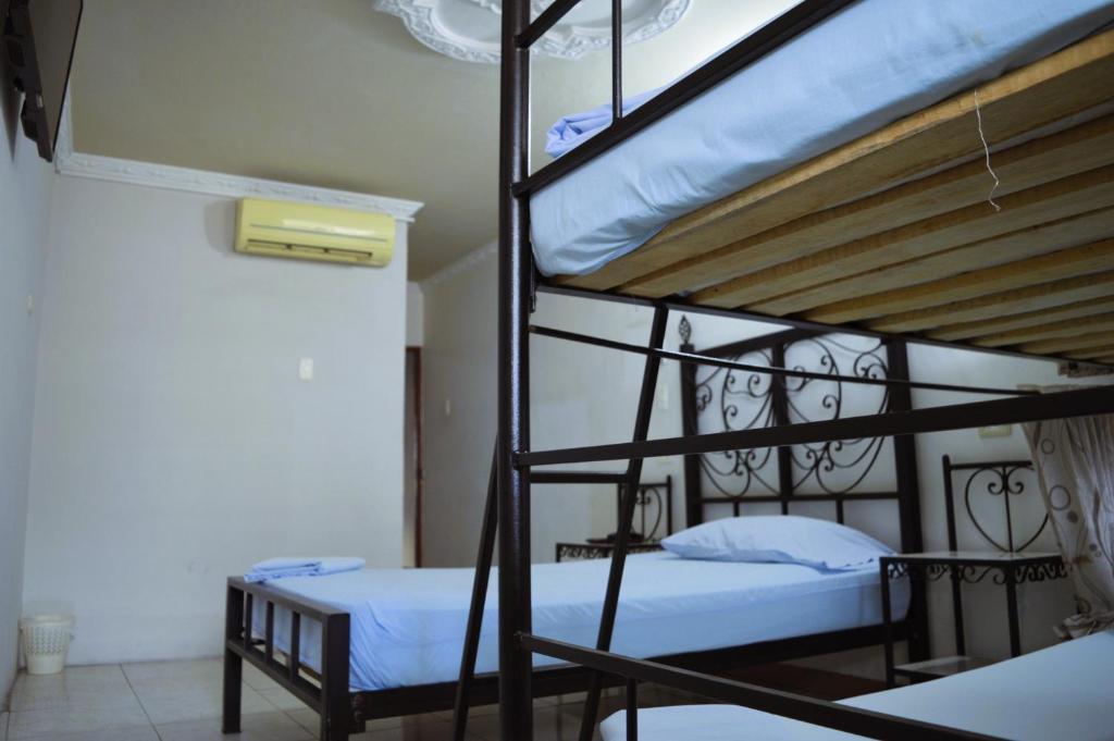 een paar stapelbedden in een kamer bij Hotel Terraza Girardot in Girardot