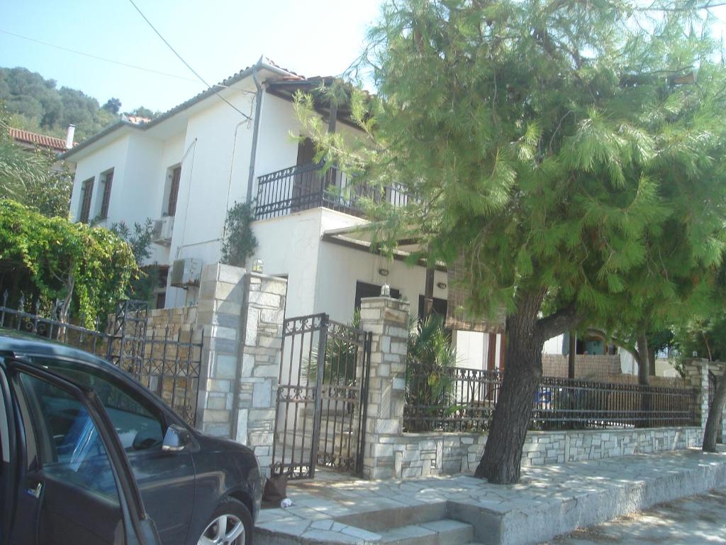 ein Auto, das vor einem weißen Haus parkt in der Unterkunft Stelios Seaside House in Lefokastro