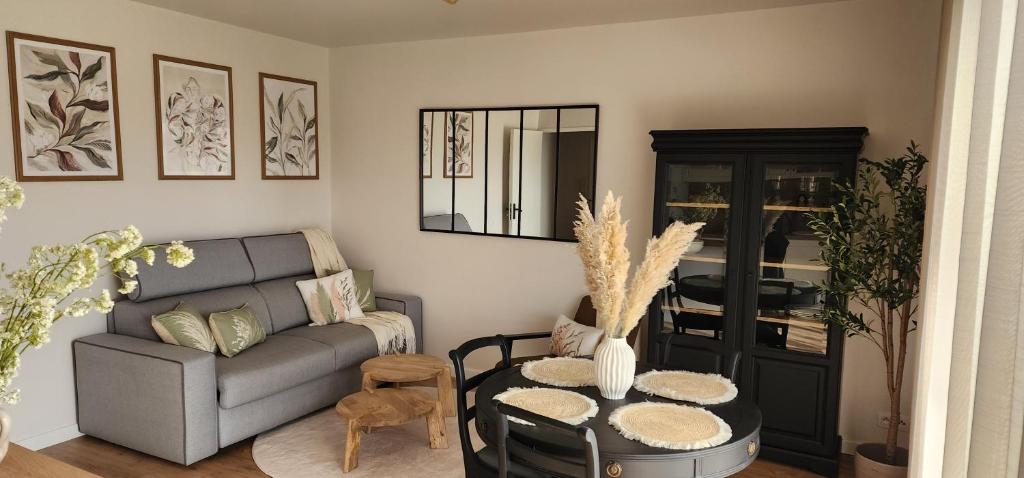 un salon avec un canapé et une table dans l'établissement Saint-A Loft, à Saint-Agathon