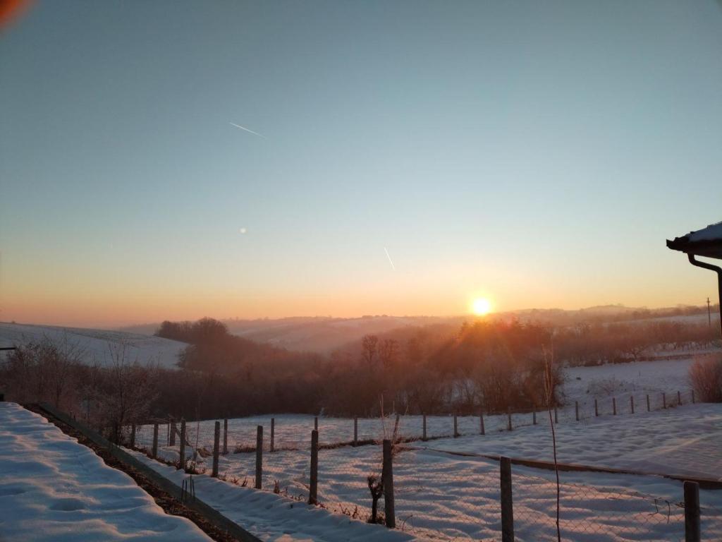 Východ nebo západ slunce při pohledu z vily nebo okolí