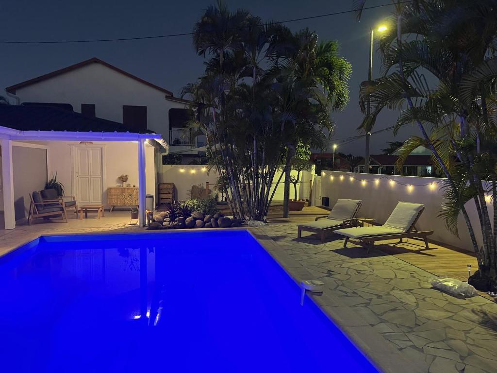 Bazén v ubytování Chambre studio confort vue piscine nebo v jeho okolí