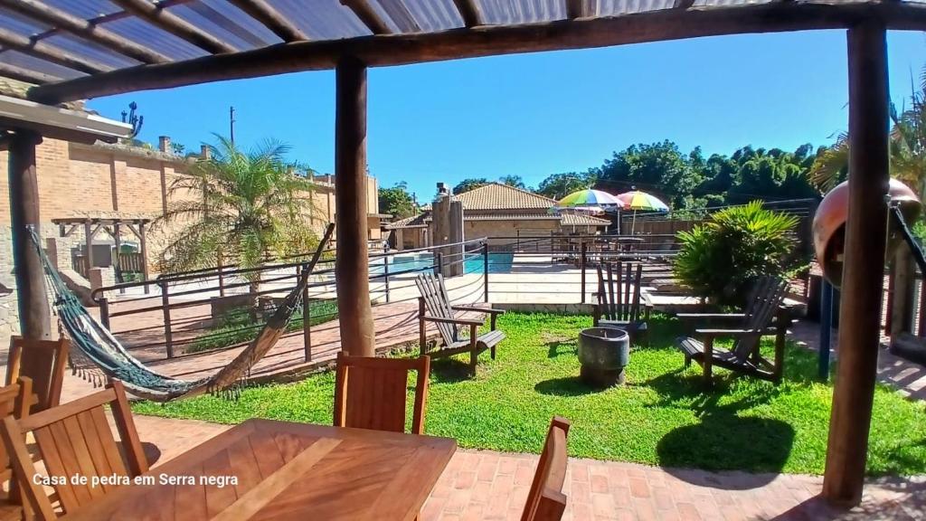 セーハ・ネグラにあるA Casa de Pedraのパティオ(ハンモック、プール付)