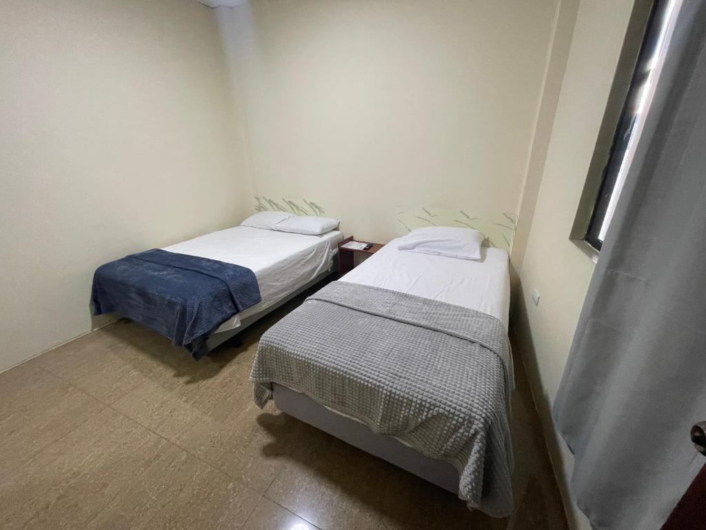 Postel nebo postele na pokoji v ubytování Kicker House