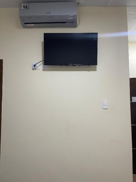 TV a/nebo společenská místnost v ubytování Kicker House