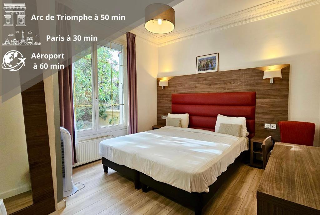 une chambre avec un grand lit avec une tête de lit rouge dans l'établissement Chambre style hôtelière dans logement partagé, Le Pepsy Paris & Stade de France, à Épinay-sur-Seine