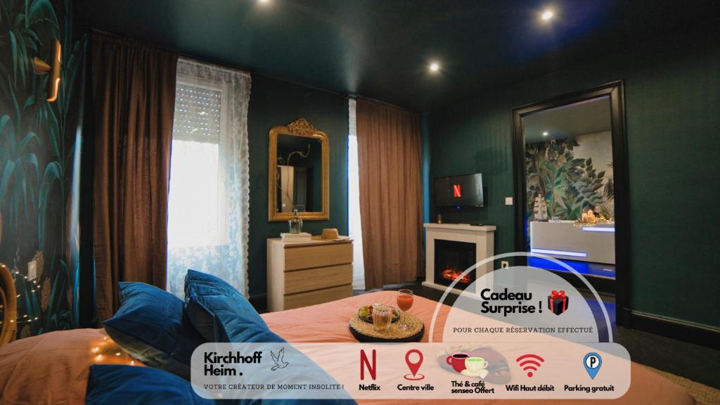 Cette chambre dispose d'un lit et d'un panneau en face. dans l'établissement Colonial Insolite HautDeGamme Jacuzzi Privatif, à Mulhouse