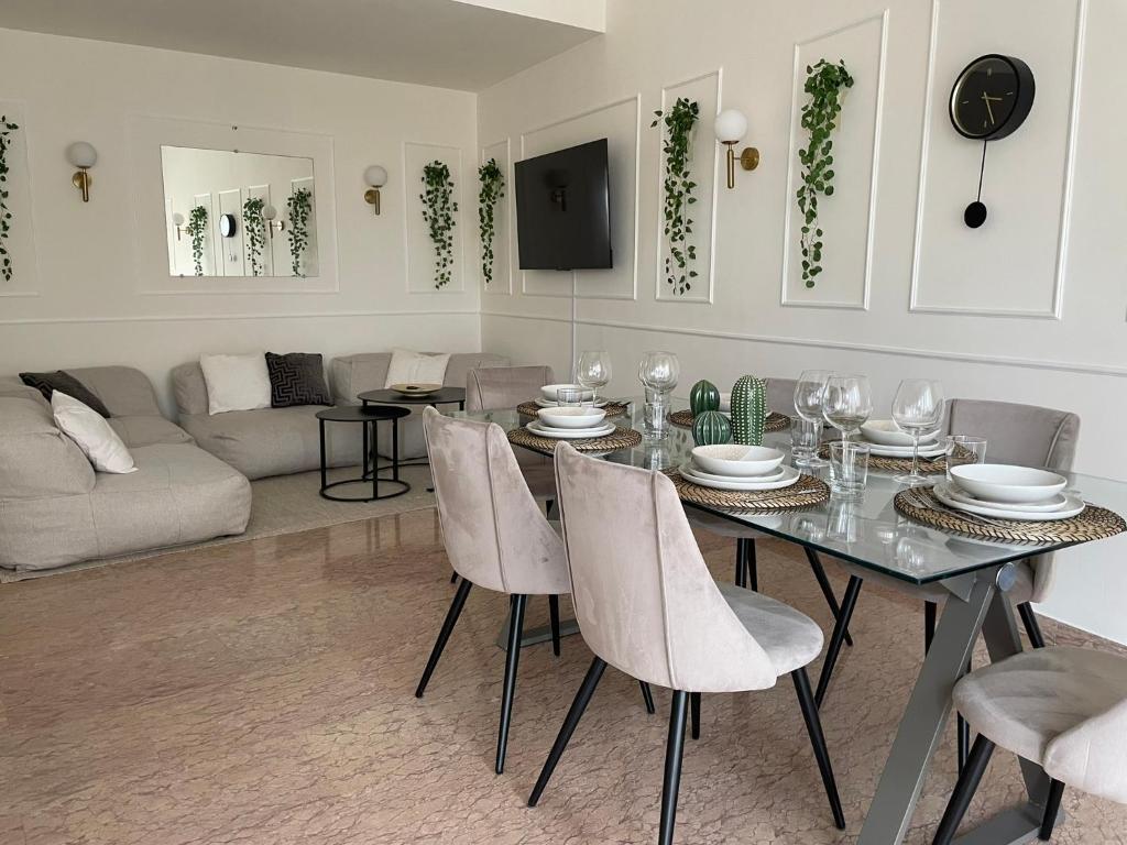 a dining table and chairs in a living room at 'Il Duomo' nel centro di Frascati in Frascati