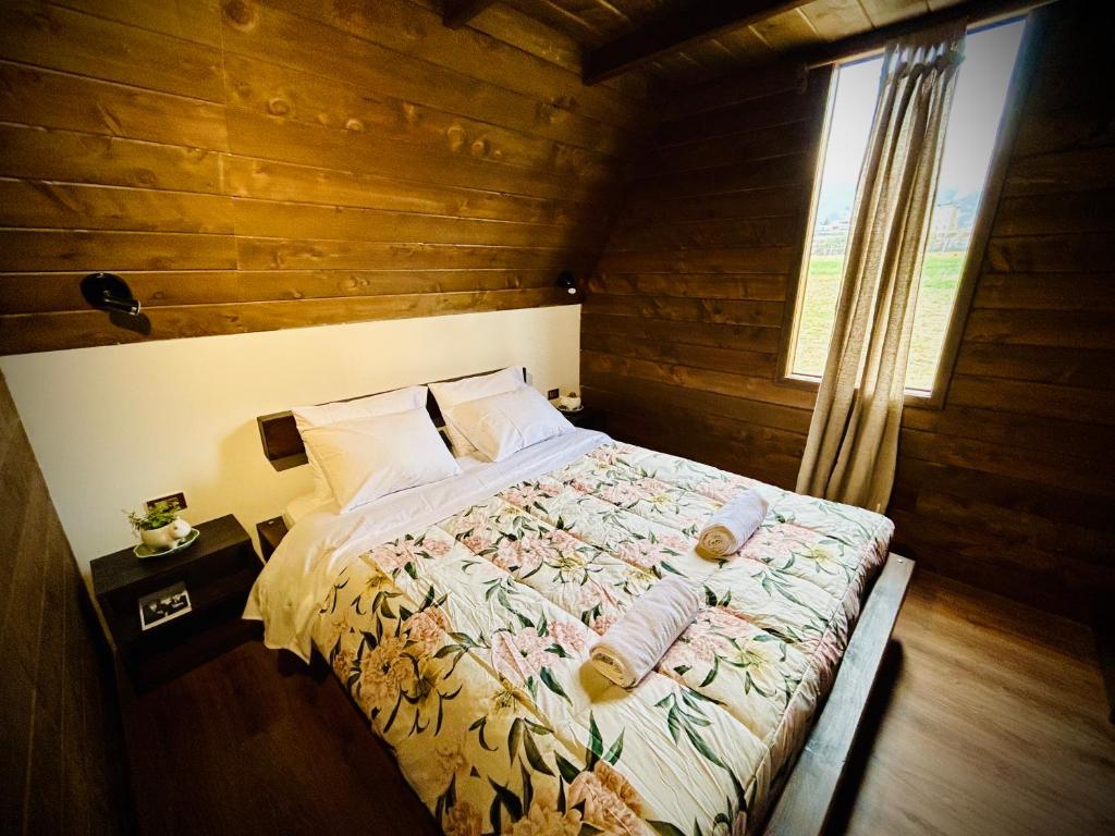 a bedroom with a bed in a wooden cabin at La Encantad Cabañas - Amanecer in Cajamarca