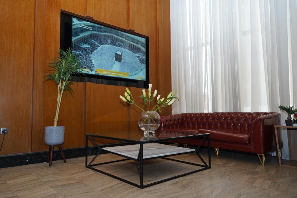 TV a/nebo společenská místnost v ubytování Roots Hotel
