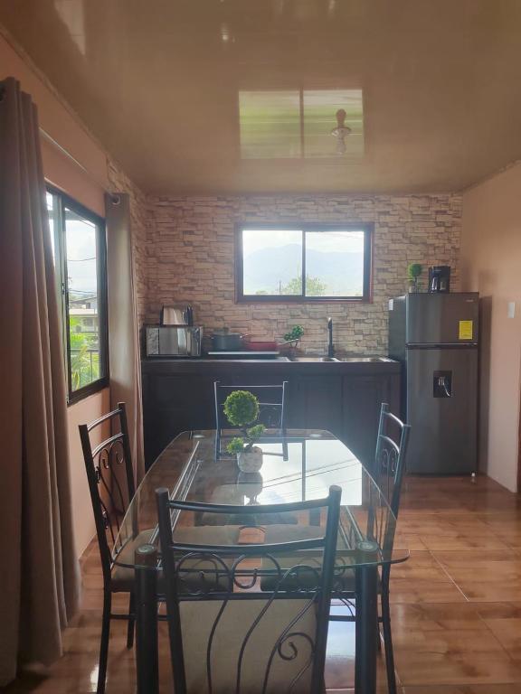Kuchyň nebo kuchyňský kout v ubytování La Fortuna Living Room