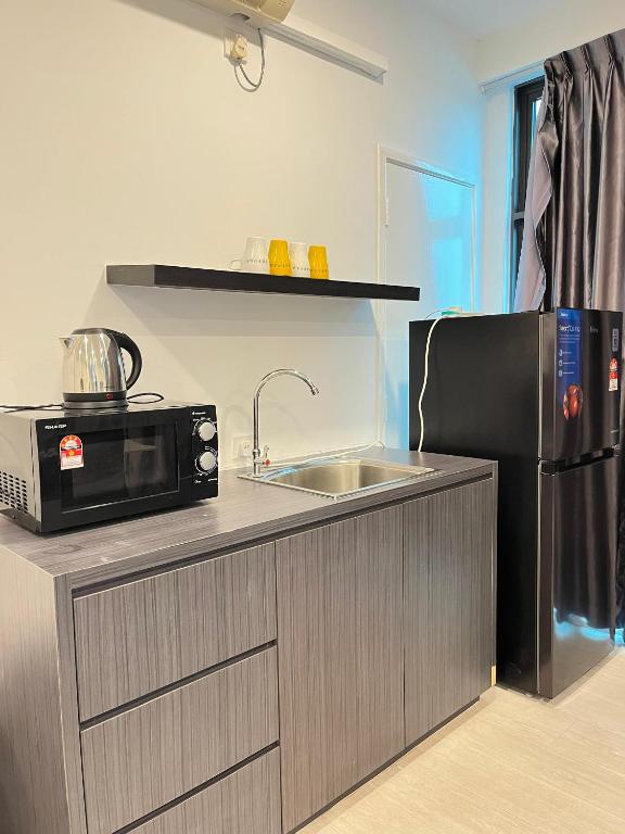 Kuchyň nebo kuchyňský kout v ubytování Ezzyhome Puteri Square