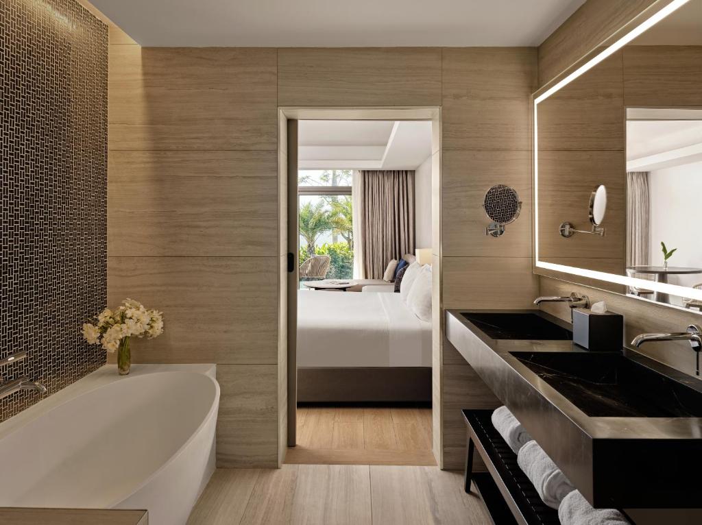 Ένα μπάνιο στο Crowne Plaza Fiji Nadi Bay Resort & Spa by IHG