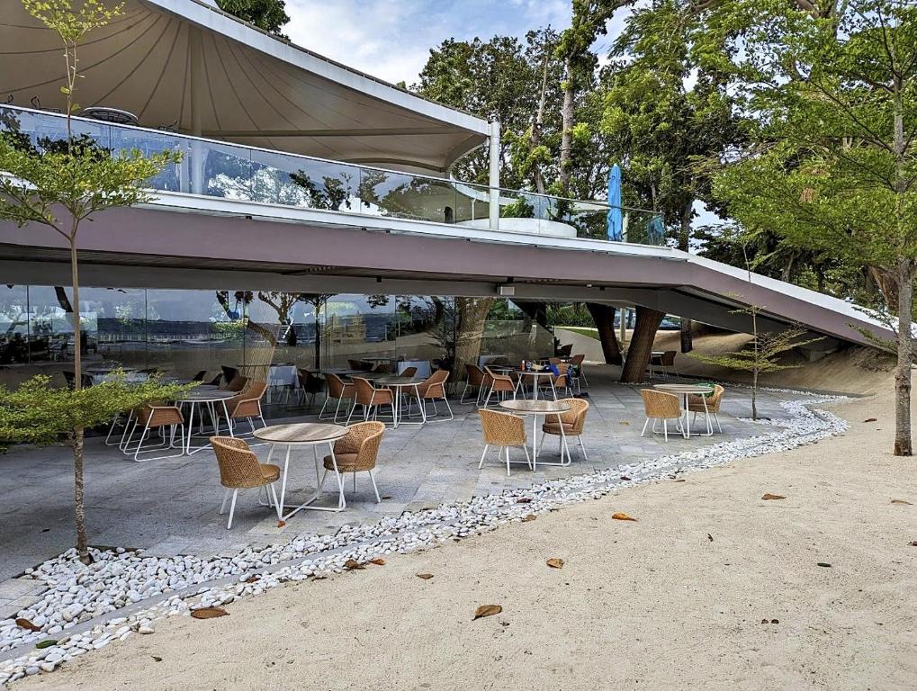 Restaurace v ubytování Dominiks Green Heaven Epic Ocean View Tambuli Pool