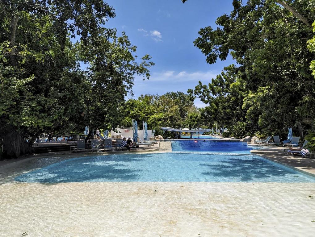 Bazén v ubytování Dominiks Green Heaven Epic Ocean View Tambuli Pool nebo v jeho okolí