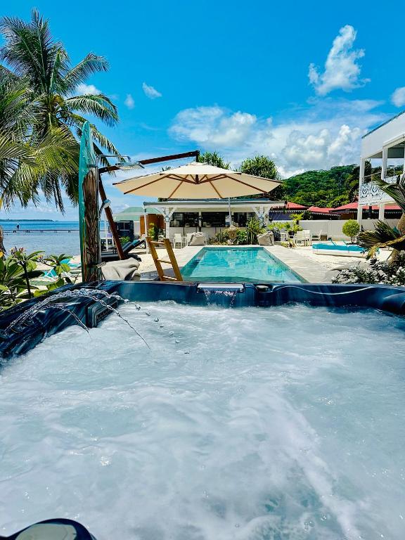 Bazén v ubytování Pension Irivai appartement "Uparu" 1 chambre bord de mer nebo v jeho okolí
