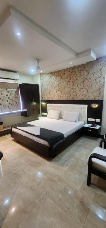 1 dormitorio grande con 1 cama grande. en Sri vijetha royal, en Rajahmundry