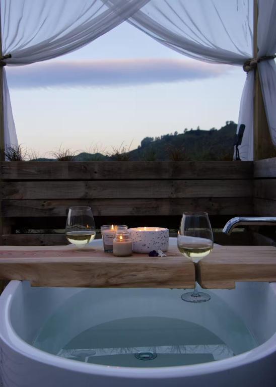 Nespecifikovaný výhled na hory nebo výhled na hory při pohledu z luxury tent