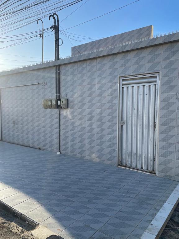 un edificio con una puerta en el costado en Kitnets Prático Aconchego, en Petrolina