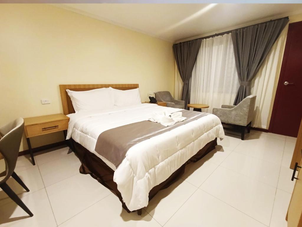 Postel nebo postele na pokoji v ubytování Grand Eastern Hotel